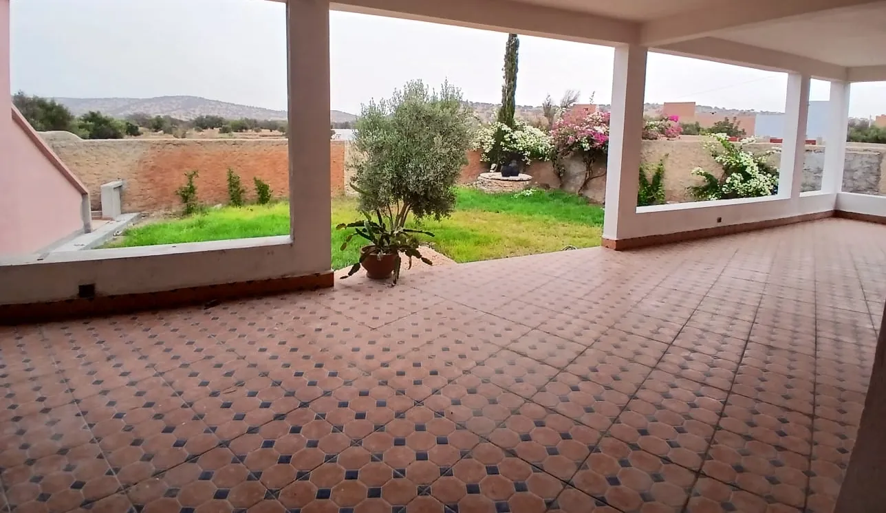 La salle de danse pendant son aménagement, un grand sol carrelé ouvert par de larges baies sur le jardin, un olivier et les collines.